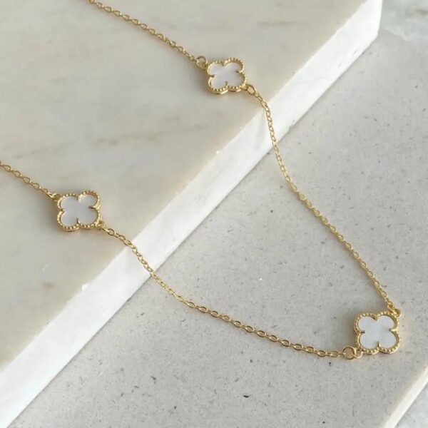 Colar Longo Trevo Branco Resinado