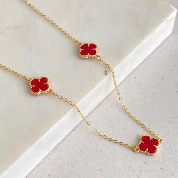 Colar Trevo Vermelho Resinado