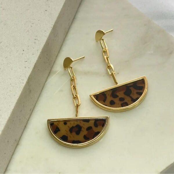 BRINCO CORRENTE CARTIER PINGENTE MEIO CÍRCULO ANIMAL PRINT
