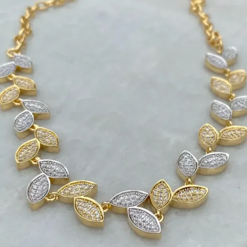 COLAR FOLHAS CRAVEJADAS EM ZIRCONIAS