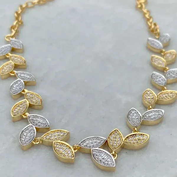 COLAR FOLHAS CRAVEJADAS EM ZIRCONIAS