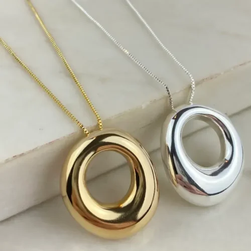 Colar veneziana Pingente oval Vazado Maciço