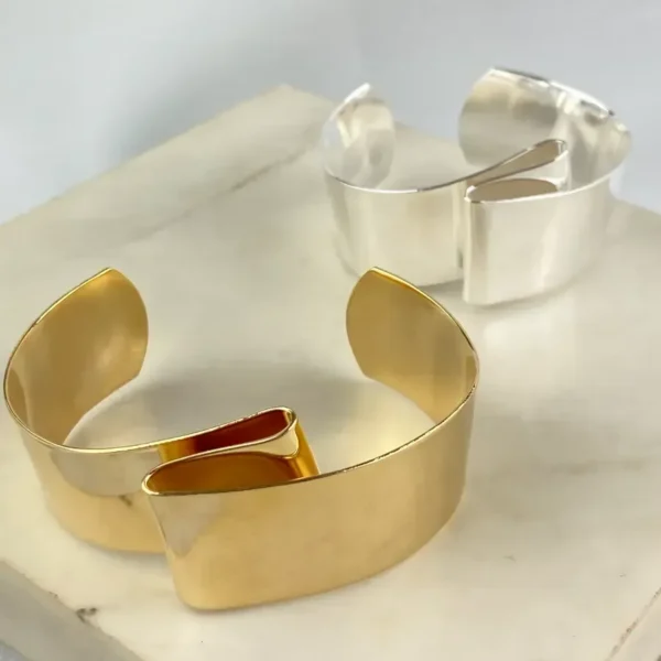 BRACELETE LARGO LISO TORCIDO EM CIMA
