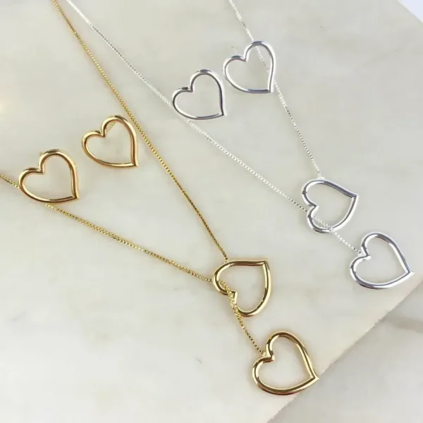 CONJUNTO COLAR GRAVATA E BRINCO CORAÇÃO CHAPINHA VAZADA